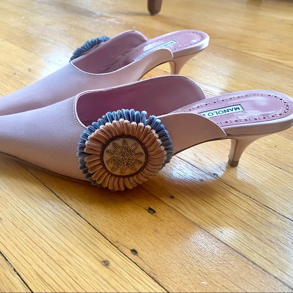 SOLD Manolo Blahnik Saita. Brand new pink, satin, kitten heel, mule. - Picture 5 of 13
